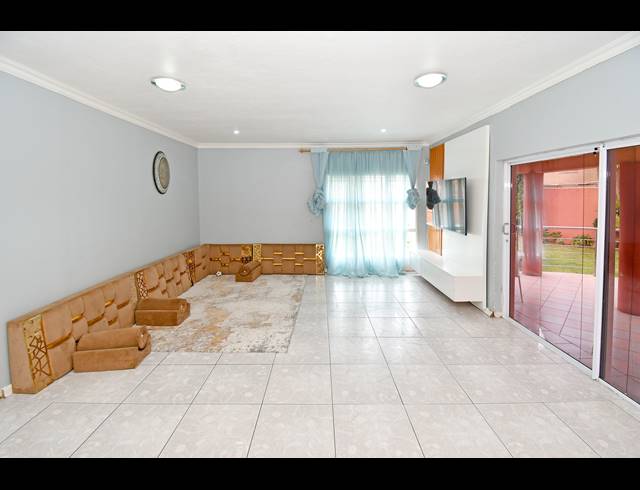 6 BEDROOM HOUSE FOR SALE IN CROWN NORTH
